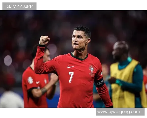 足球巨星C罗魅力写真展现运动之美与个人风采的完美结合